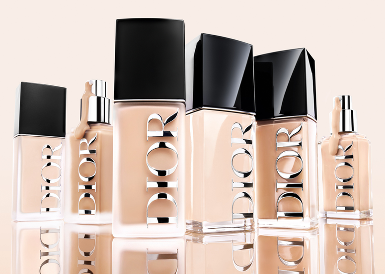 DIOR FOREVER 恆久貼肌亮澤粉底液及恆久貼肌柔霧粉底液 駕馭近鏡,恆久完美