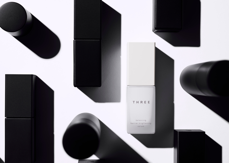 THREE Cosmetics | 全新推出首支煥亮修護 × 靜謐循環美白精華